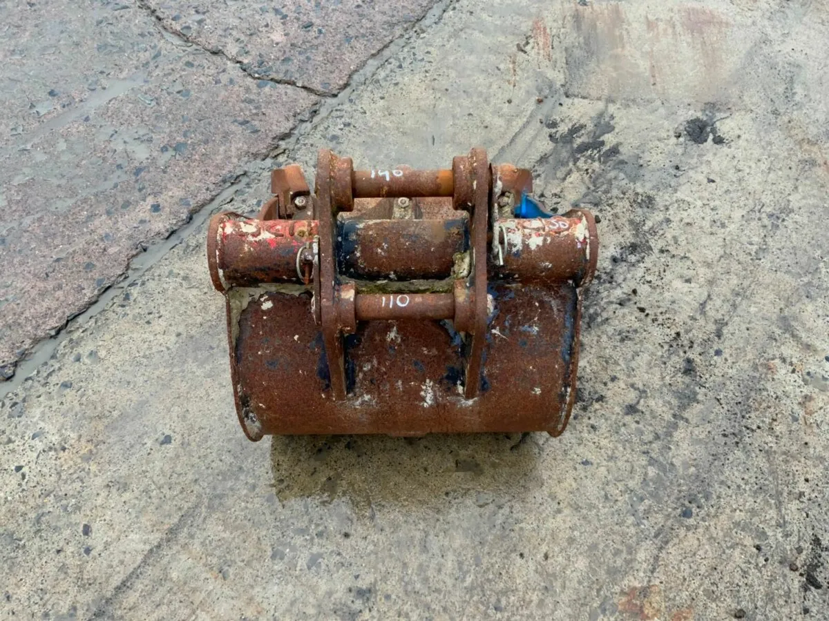 18" MINI DIGGER BUCKET...30mm PINS.....1830 - Image 3