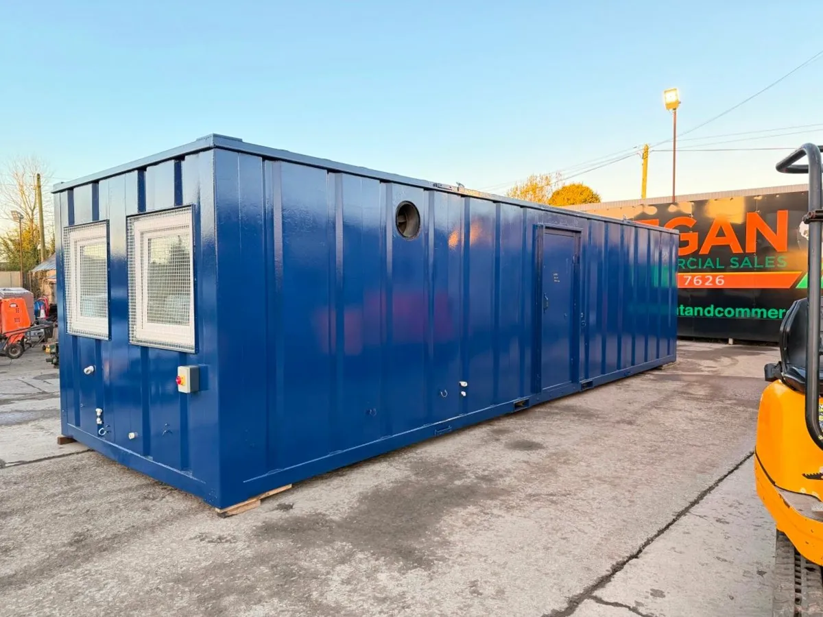 32 X 10 FULL INDUSTRIAL KITCHEN SPEC CANTEEN - Image 1