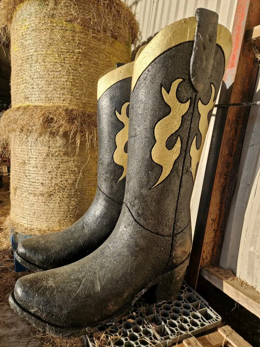 Giant cowboy boots - Image 1