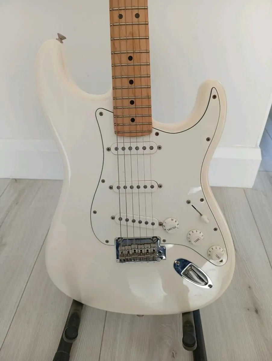 Fender Stratocaster - Image 3