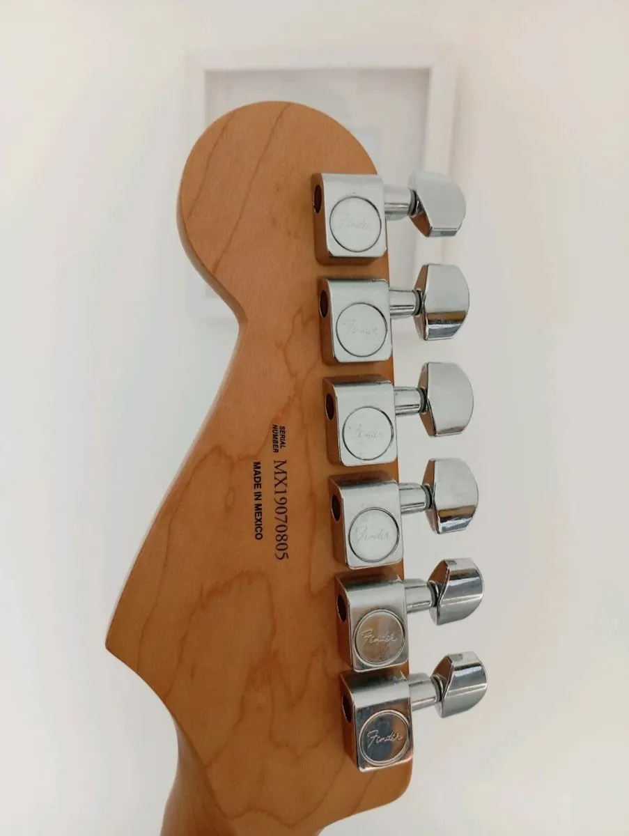 Fender Stratocaster - Image 4