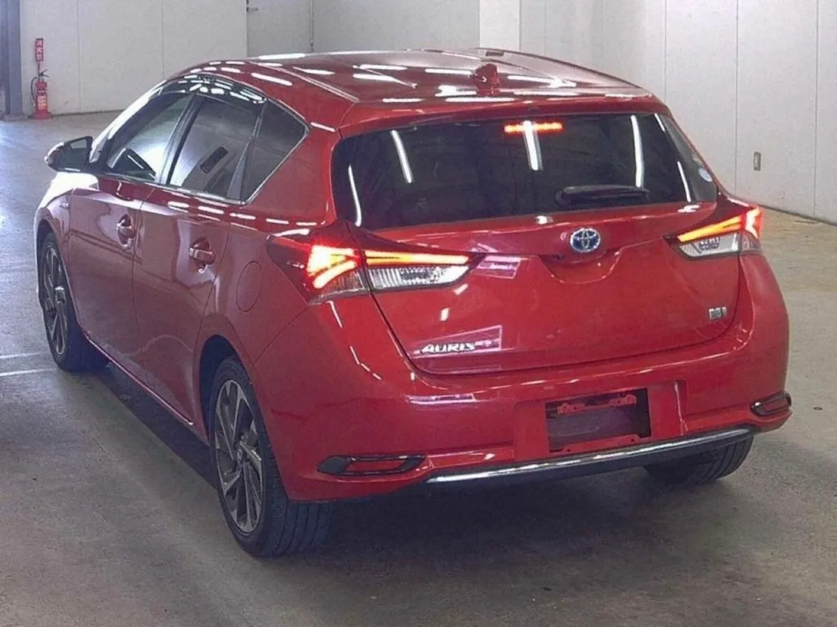 Toyota Auris HYBRID G PACKAGE - WHITE LEATHER UPHO - Image 2