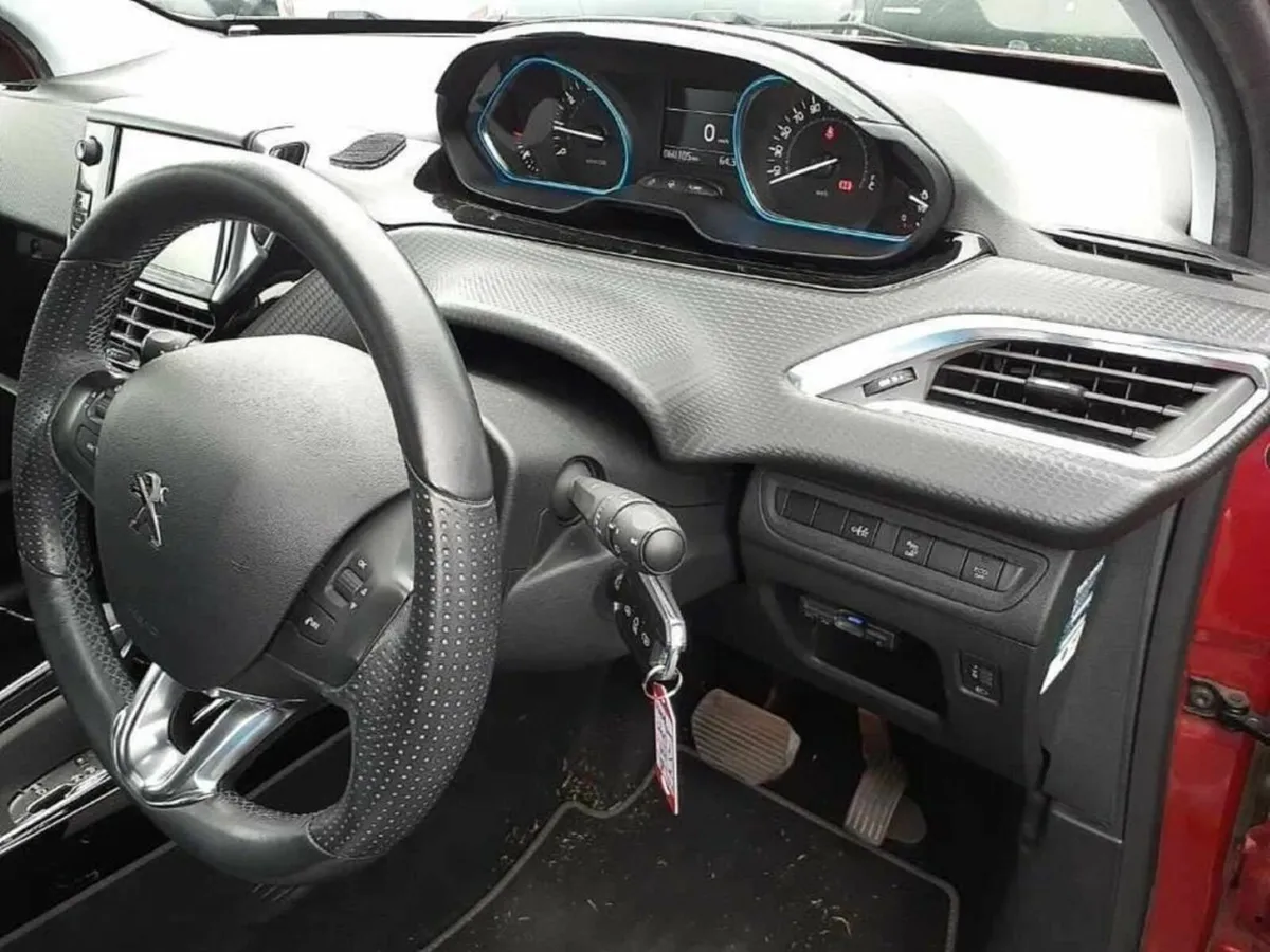 Peugeot 2008 CROSSCITY EDITION - BLACK HALF LEATHE - Image 3