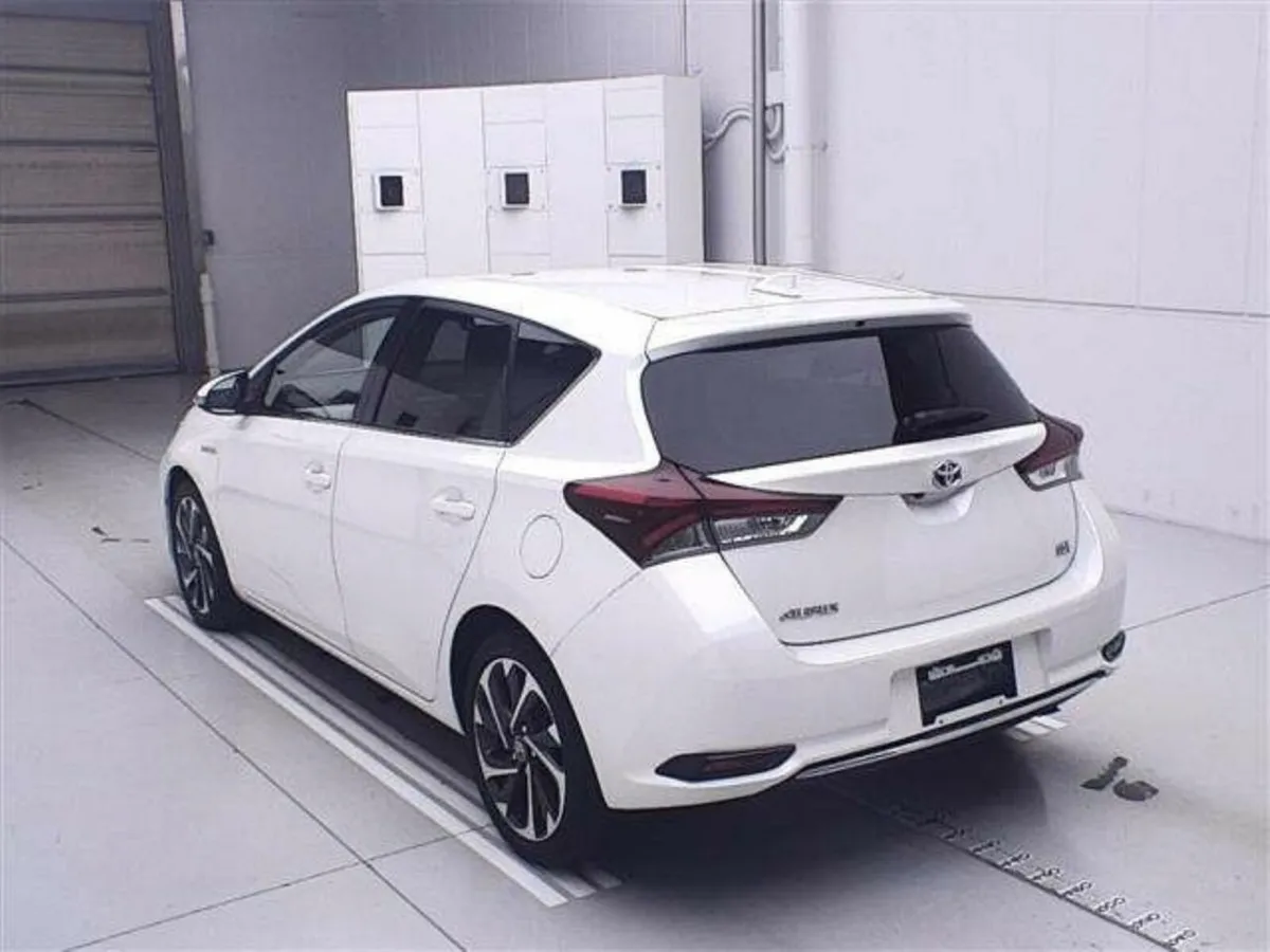 Toyota Auris G PACKAGE - WHITE & BLACK LEATHER - U - Image 2