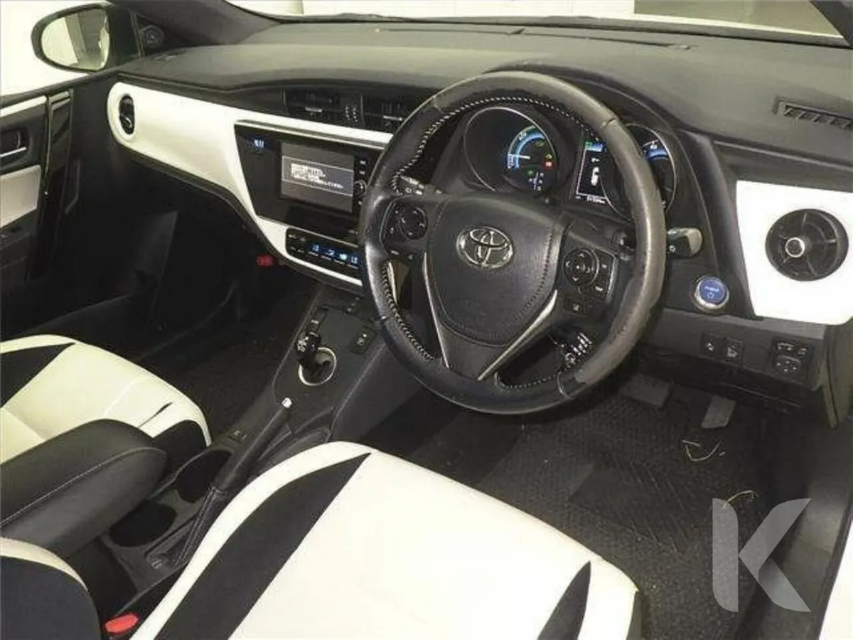 Toyota Auris G PACKAGE - WHITE & BLACK LEATHER - U - Image 3