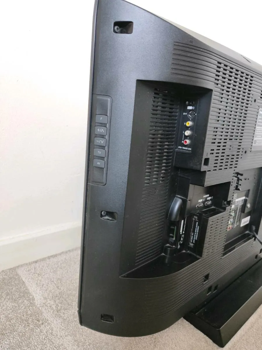 Panasonic Television TX-32LXD8 - Image 3