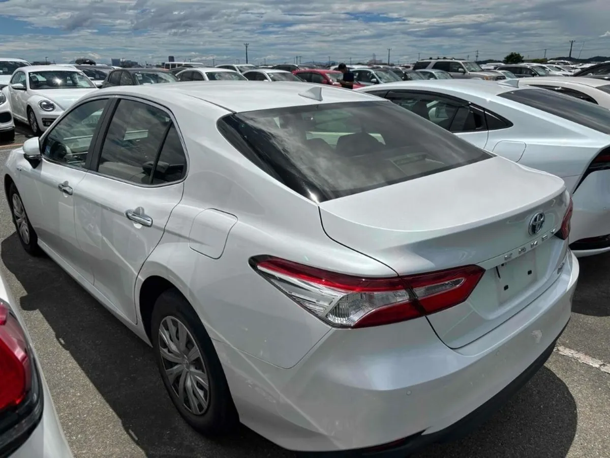 Toyota Camry HYBRID - REVERSE CAMERA - CRUISE CONT - Image 2