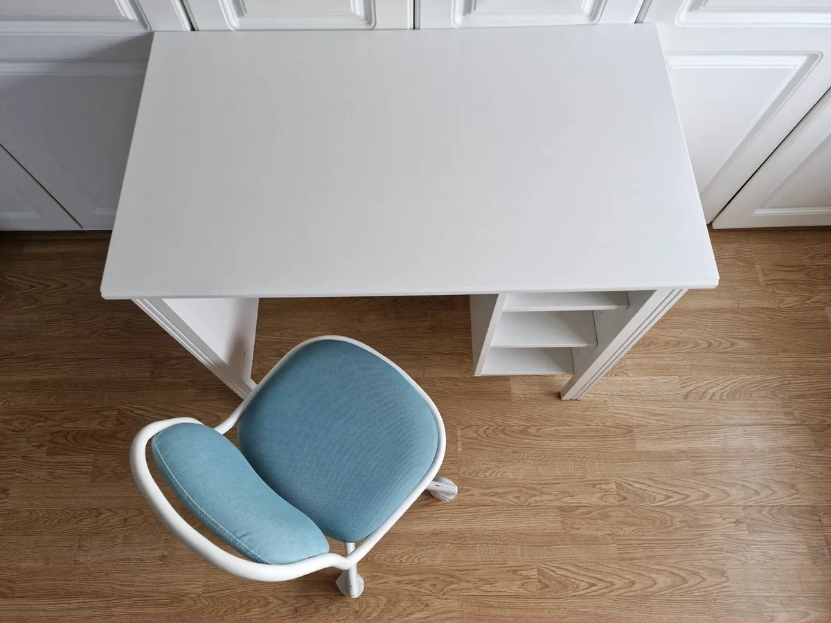 Children's desk and chair - Image 3