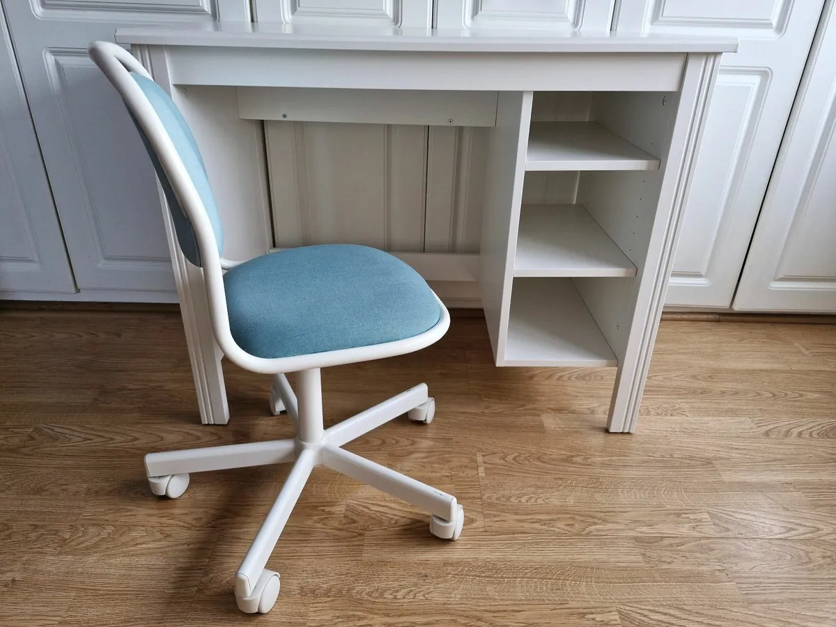 Children's desk and chair - Image 1