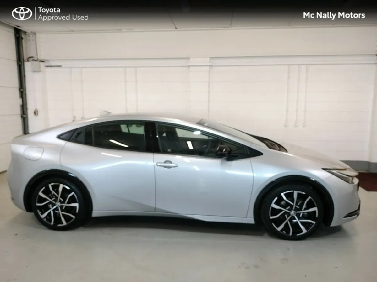 Toyota Prius 252 REG PHEV DEMONSTRATOR - Image 4