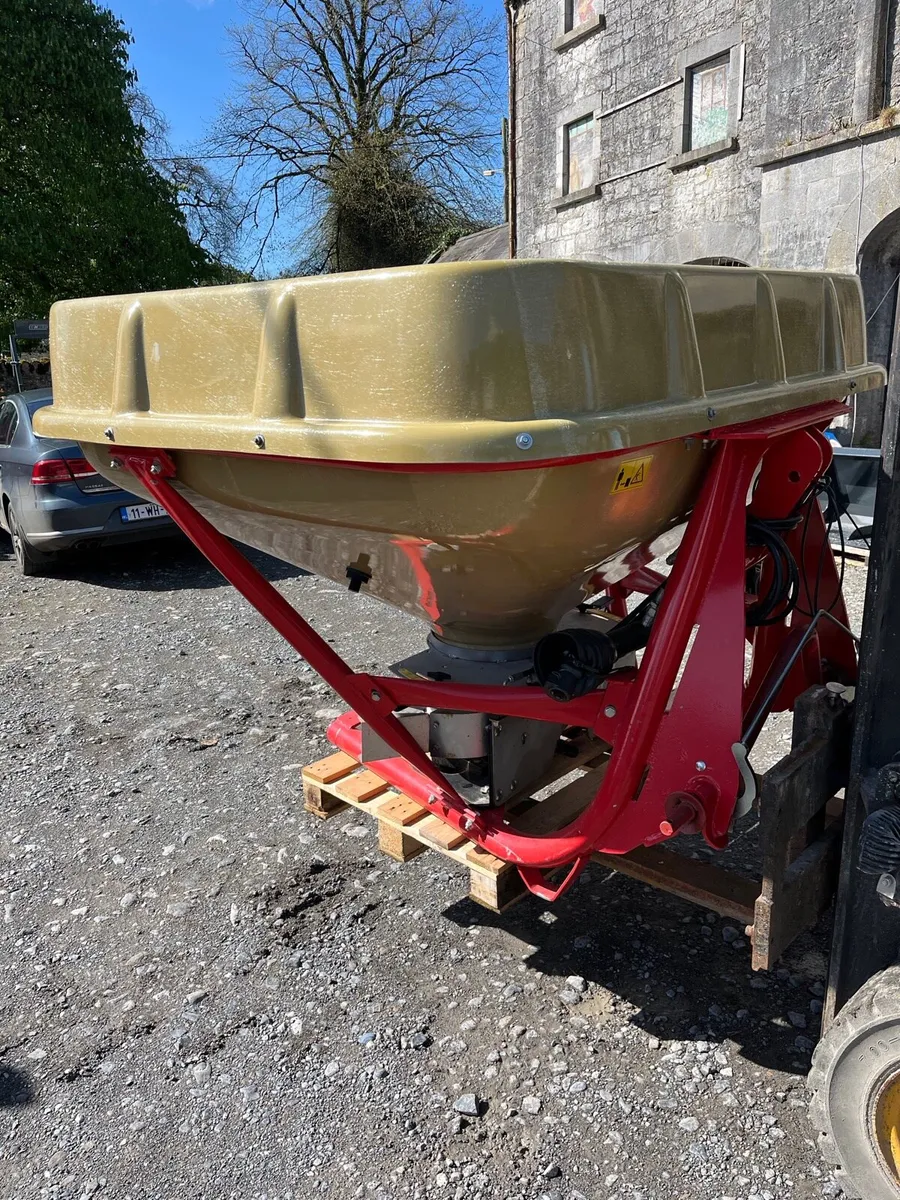 Fertiliser spreader - Image 2