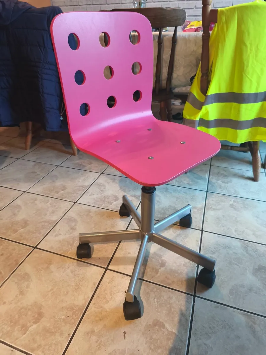 Kids pink swivel chair - Image 1