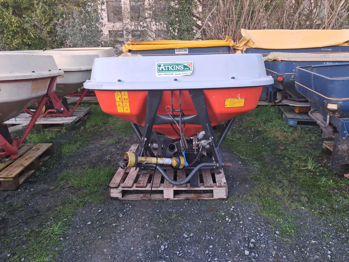 Fertiliser spreader - Image 1