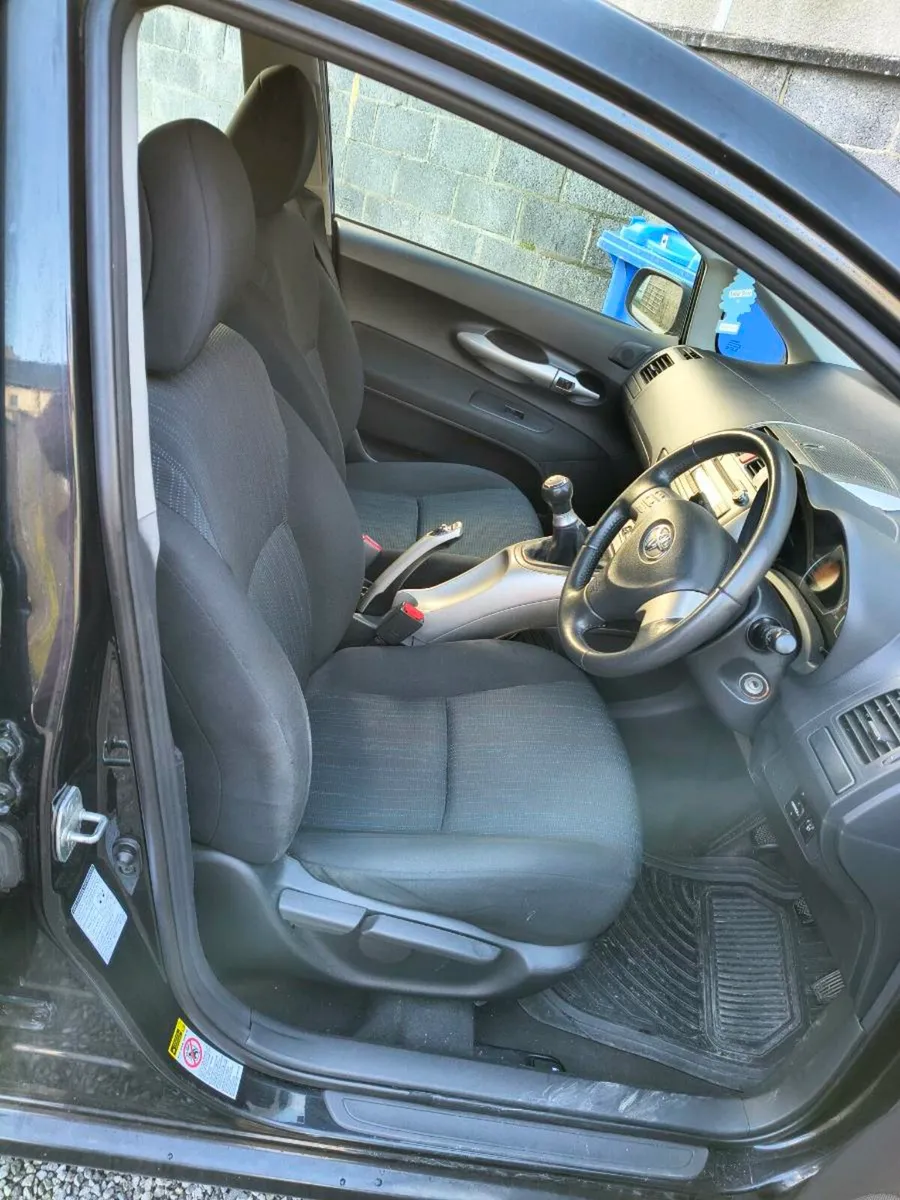 Car Toyota Auris - Image 4