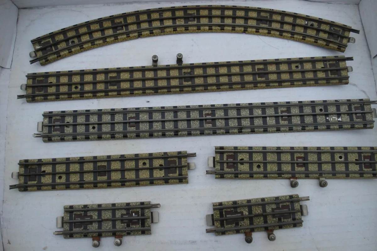 HORNBY-DUBLO MECCANO 3 RAIL TIN TRACKS. - Image 1