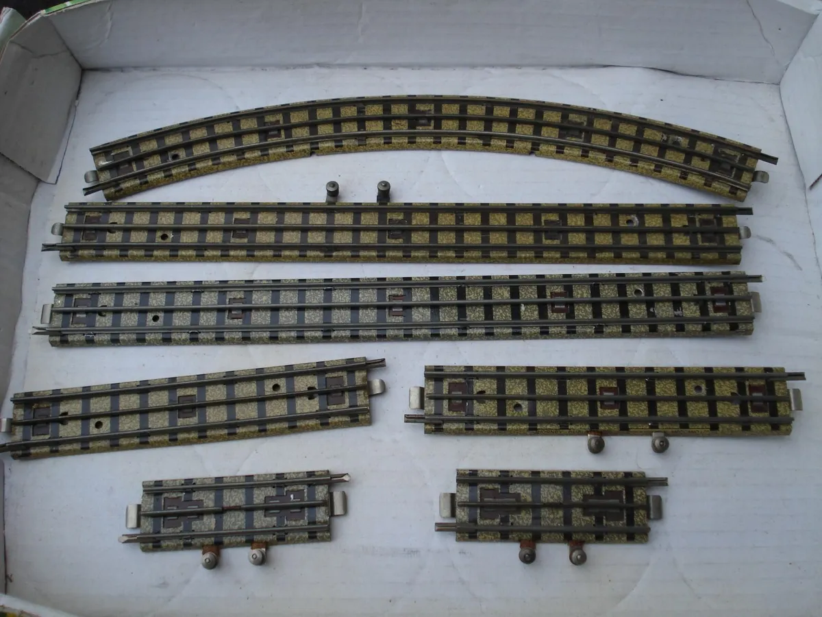 HORNBY-DUBLO MECCANO 3 RAIL TIN TRACKS. - Image 2