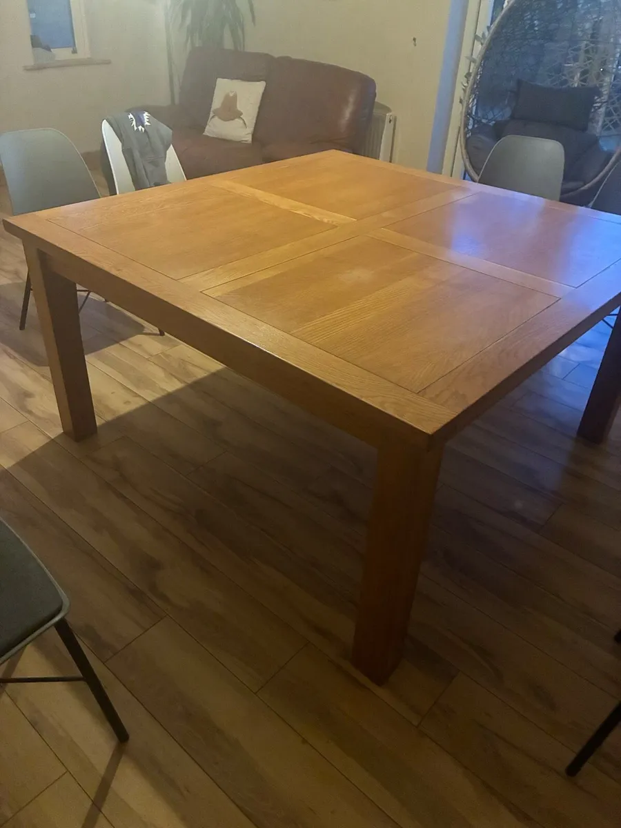 Square oak 8 seater dining table - Image 1