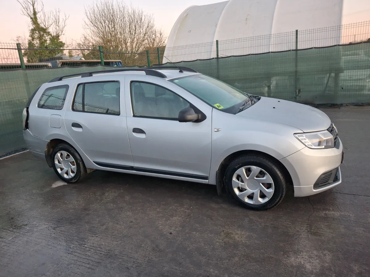 2017 Dacia Logan  Drive Home Light Damage - Image 1