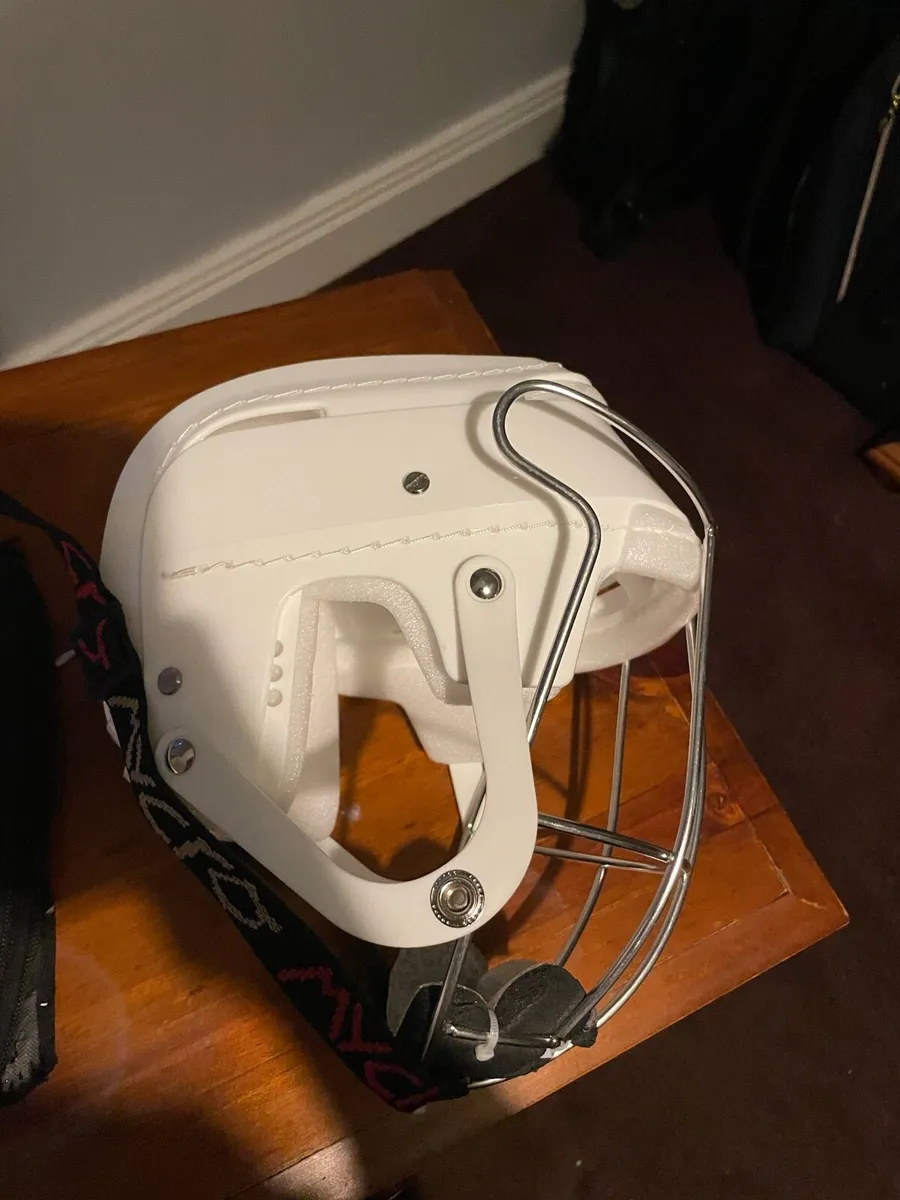 Gola hurling helmet - Image 4