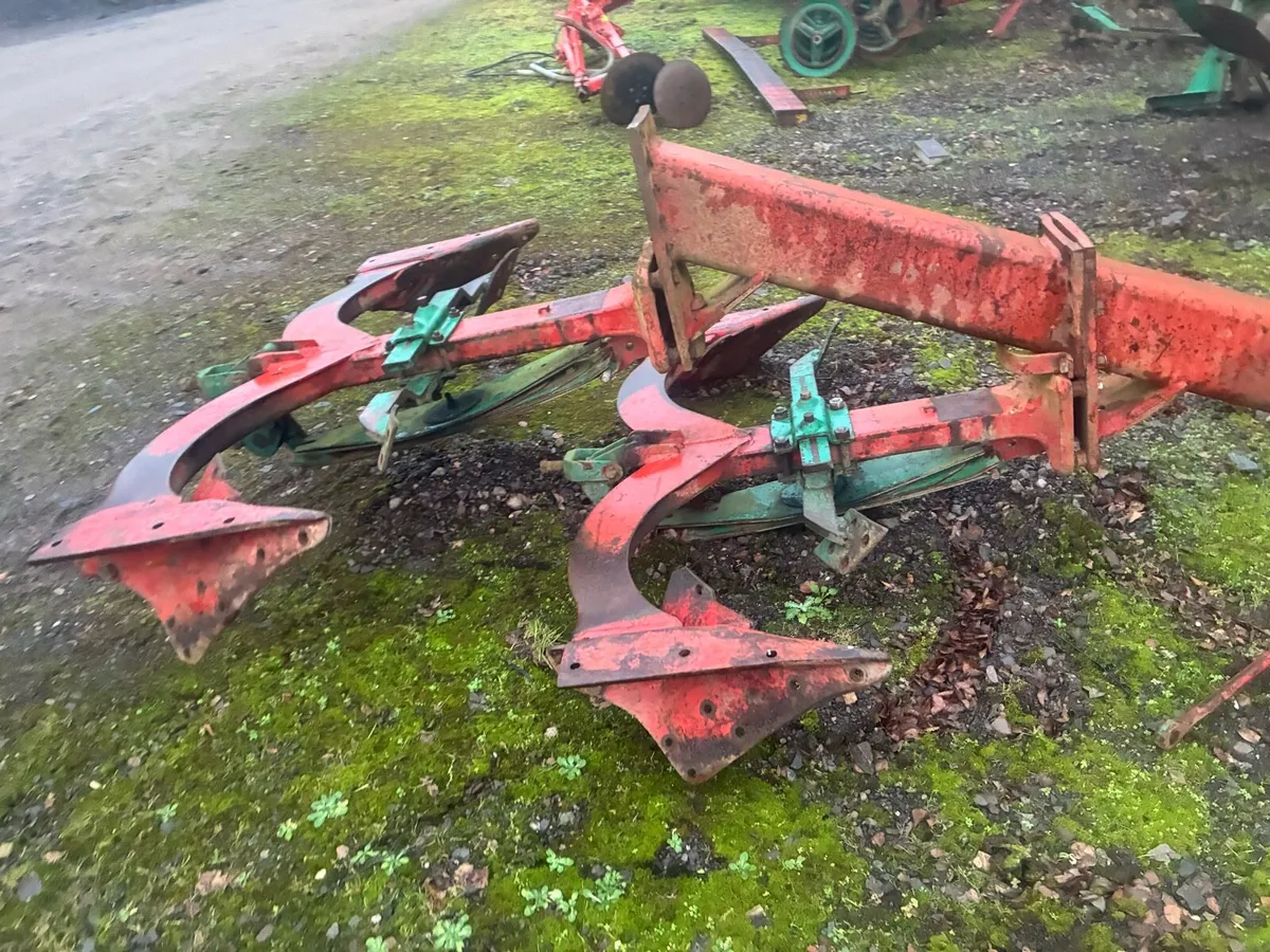 Kverneland Ploughes breaking - Image 4