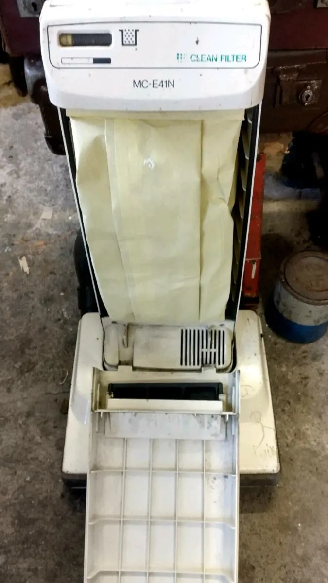 Vintage Panasonic upright vacuum - Image 4