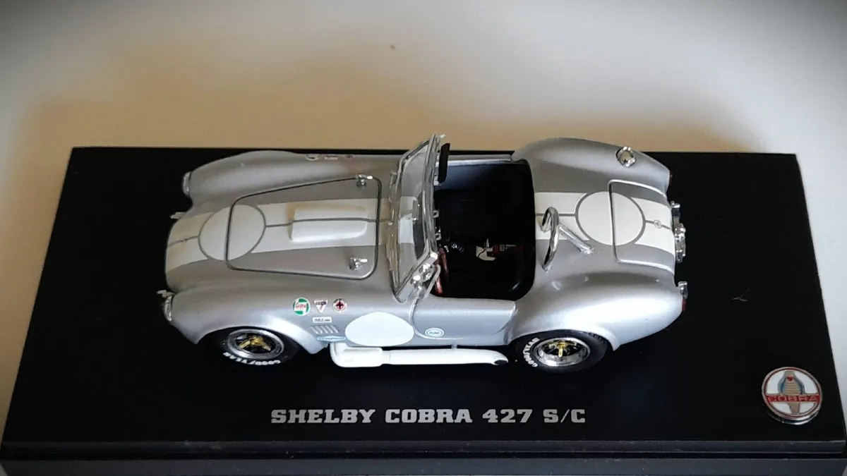 Collectable Vanguards Gold Diecast - Shelby Cobra - Image 4