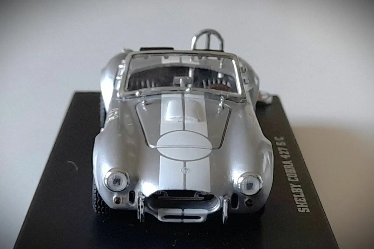 Collectable Vanguards Gold Diecast - Shelby Cobra - Image 3