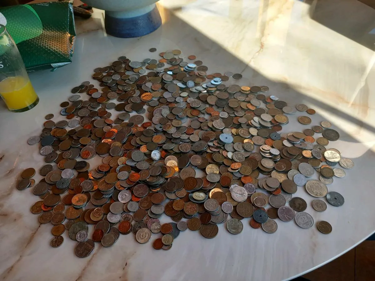 650 coins from around the world, D18 post 6e - Image 1