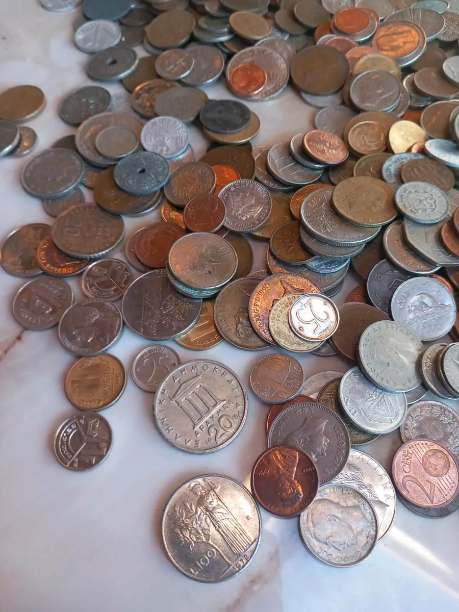 650 coins from around the world, D18 post 6e - Image 2