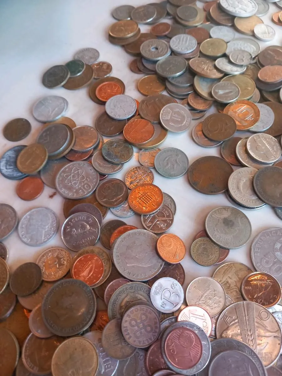 650 coins from around the world, D18 post 6e - Image 3