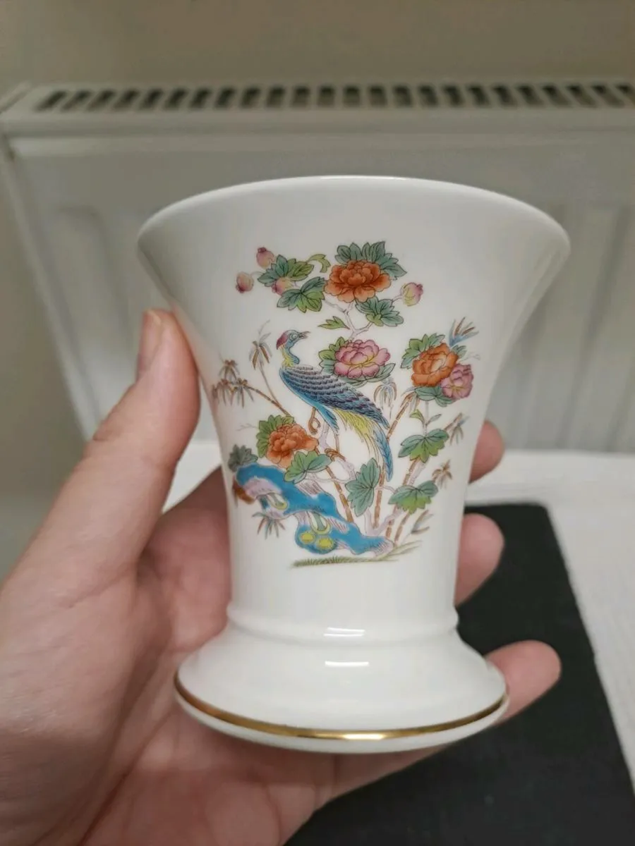 Wedgwood “Kutani Crane” Bone China Vase - Image 4