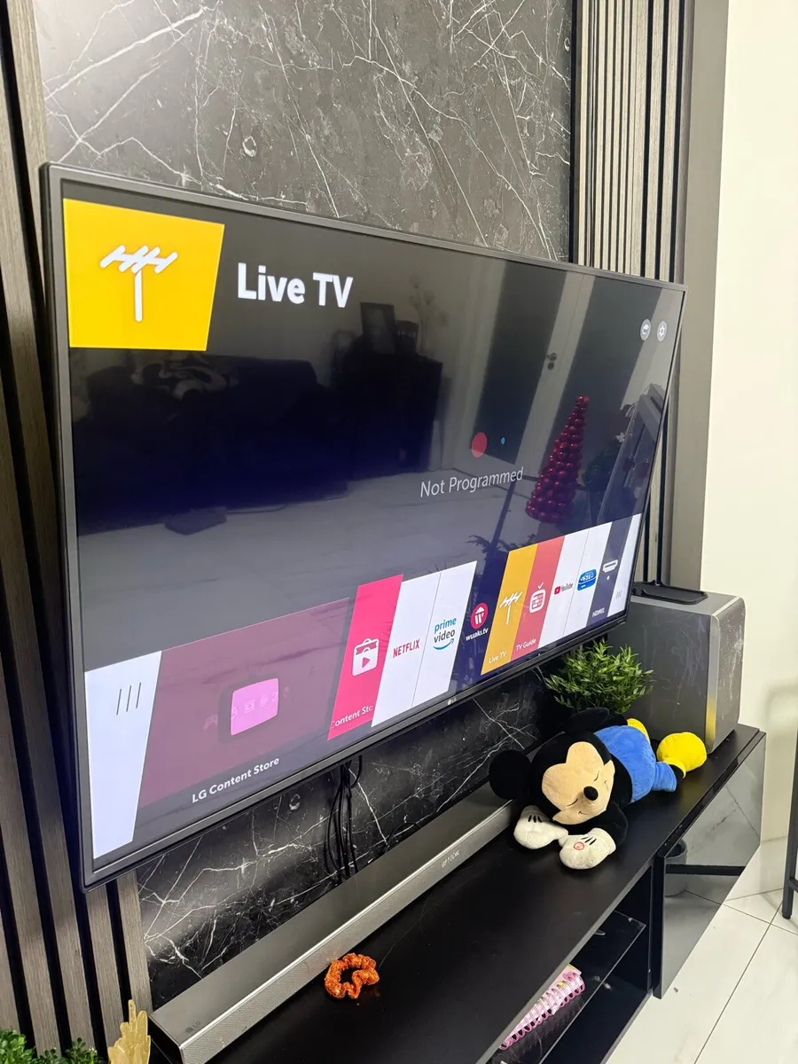 LG 55” 4K Ultra HD smart TV - € 250 - Image 3