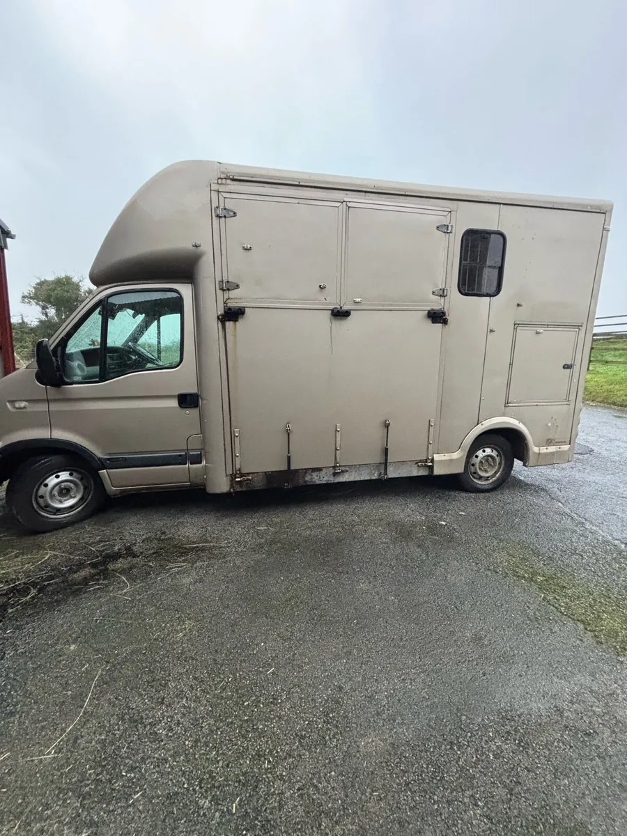 Renault Master 3.5t horse lorry - Image 1