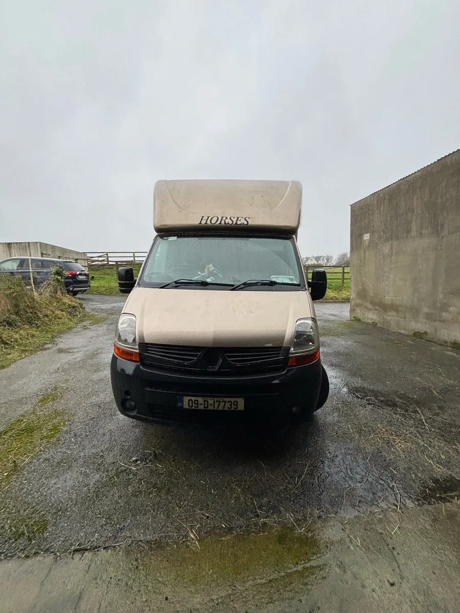 Renault Master 3.5t horse lorry - Image 2