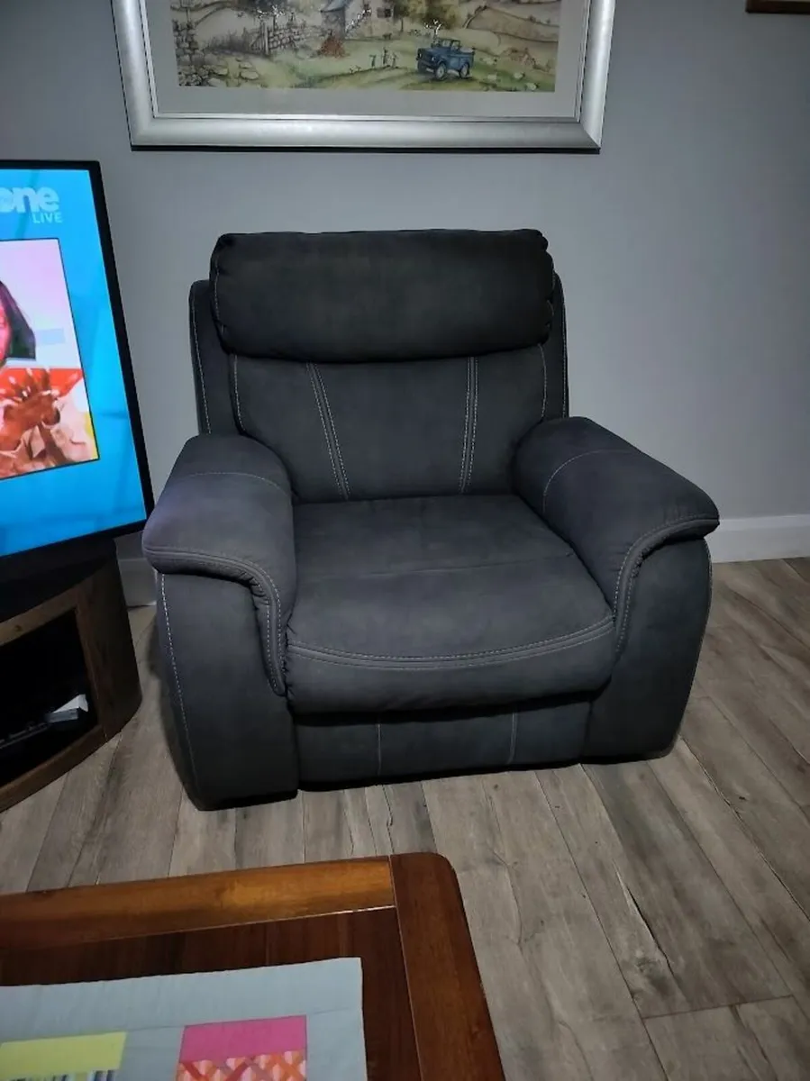 3 Peice Suite with recliners - Image 3