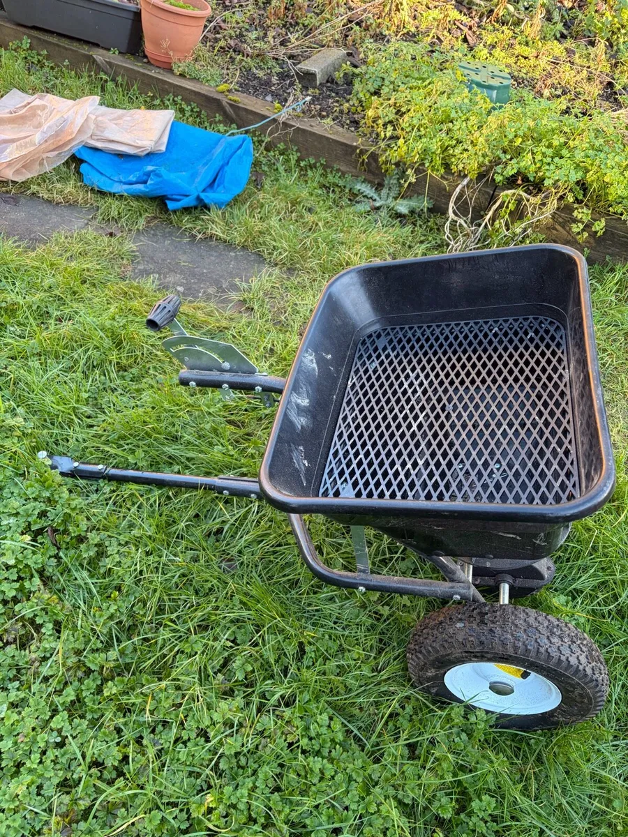 Nielsen towed broadcast spreader - Image 2