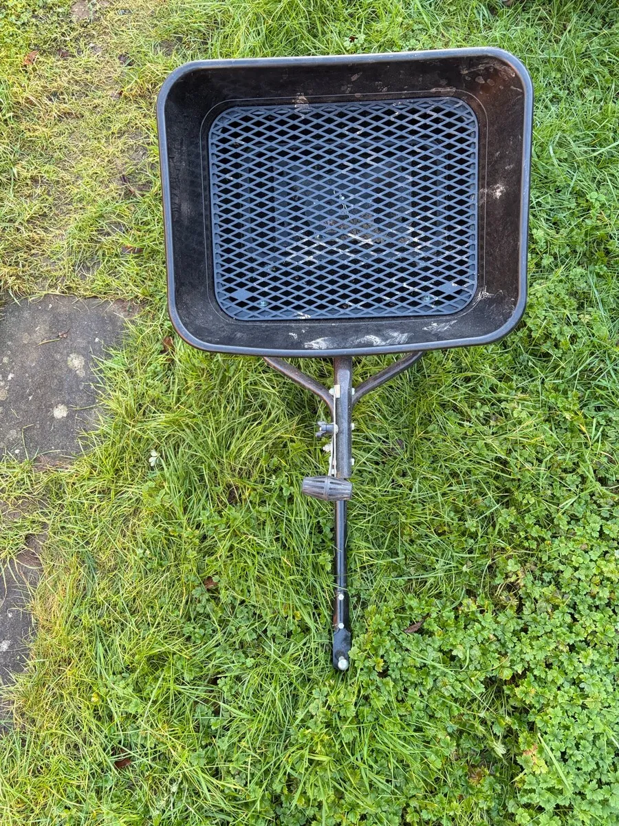 Nielsen towed broadcast spreader - Image 4