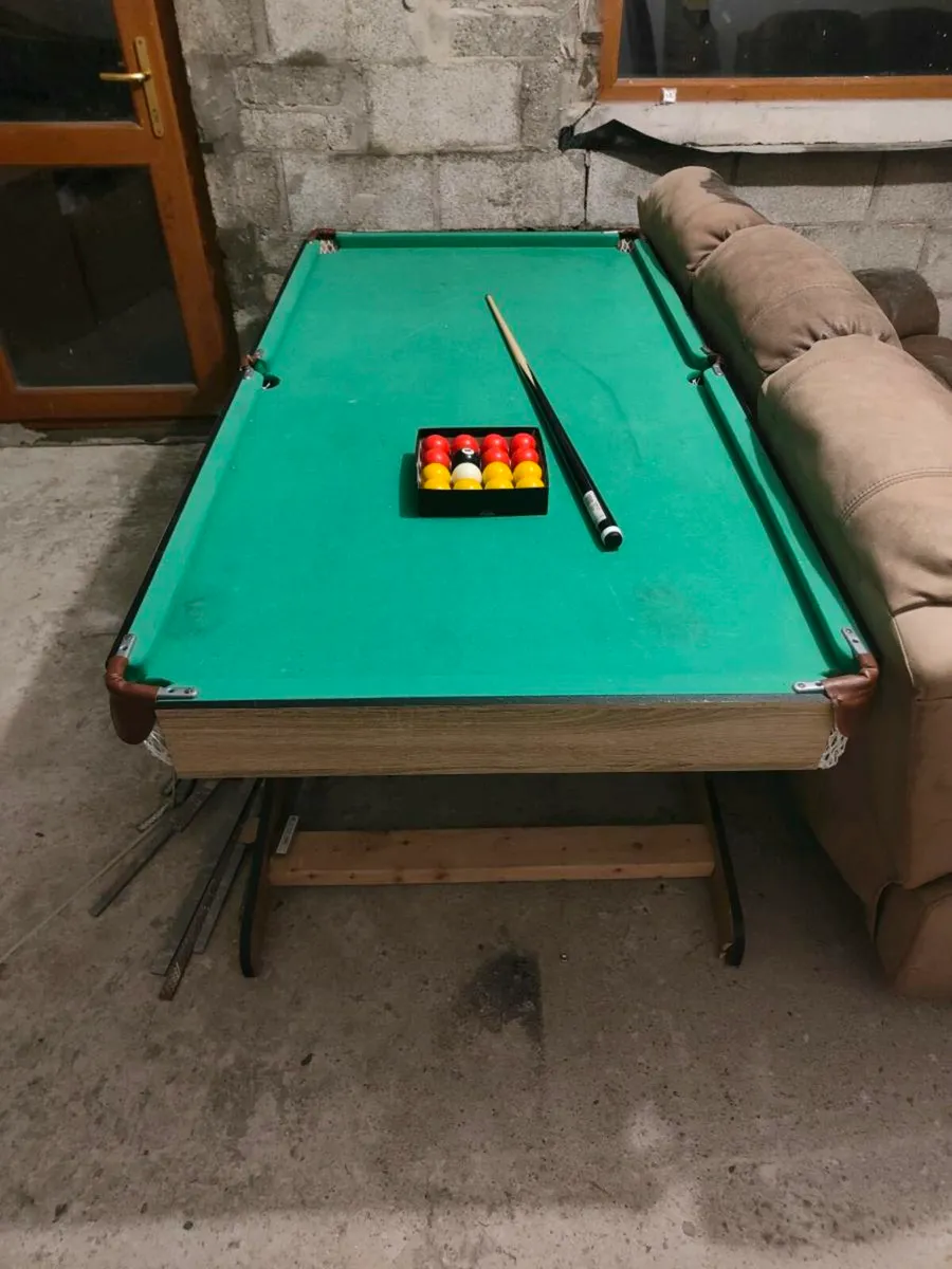 Pool table - Image 1