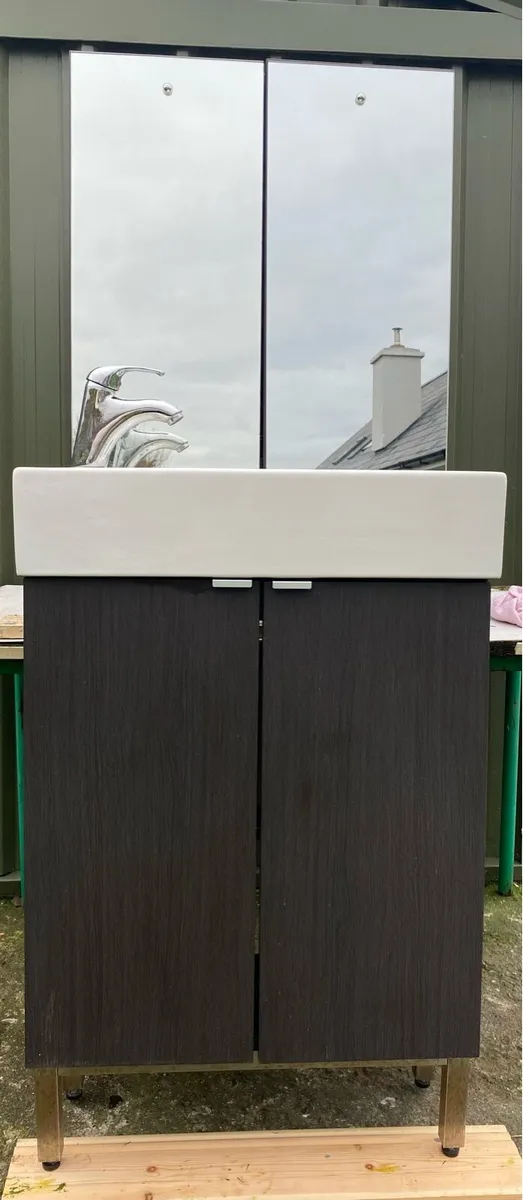 Bathroom vanity and sink unit - Image 1