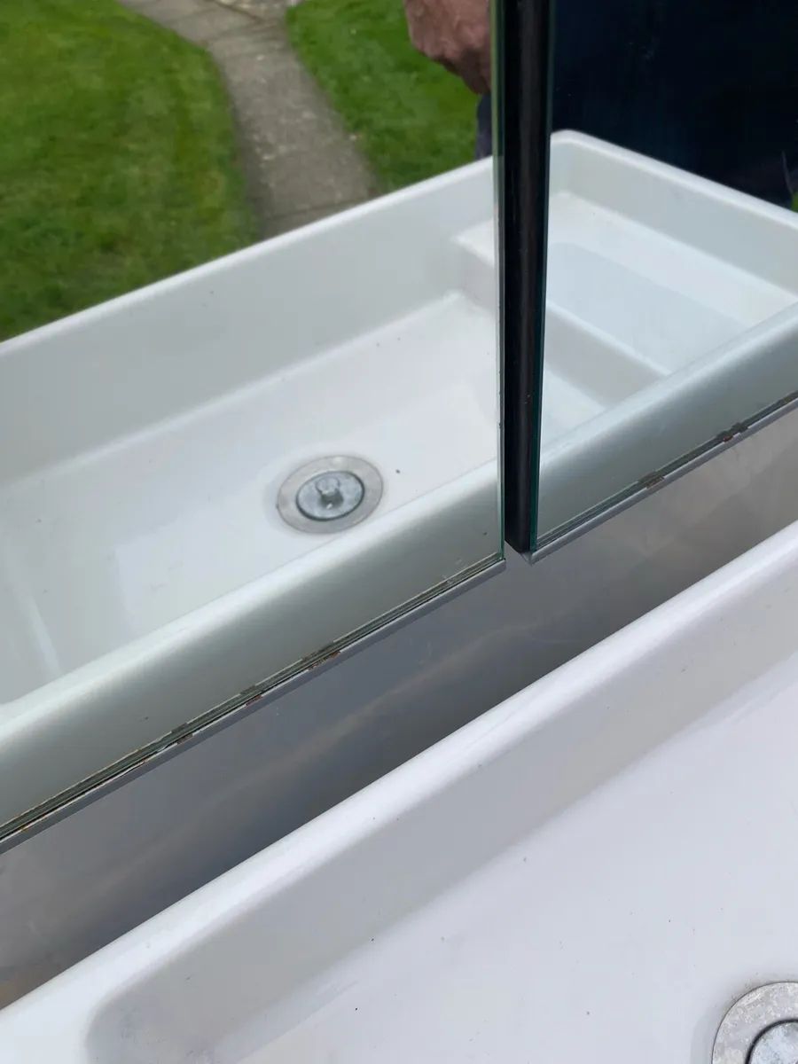 Bathroom vanity and sink unit - Image 4