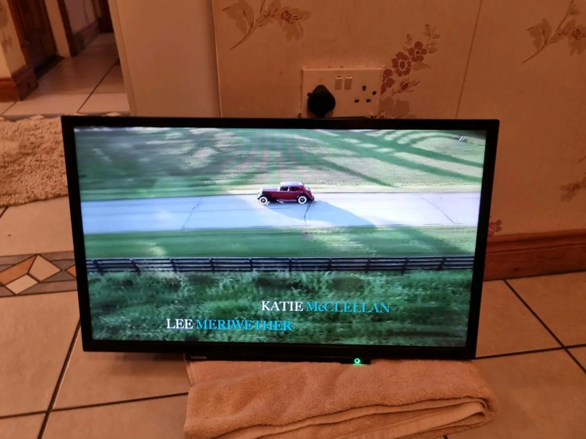 Toshiba 32inch smart TV with remote no stand - Image 1