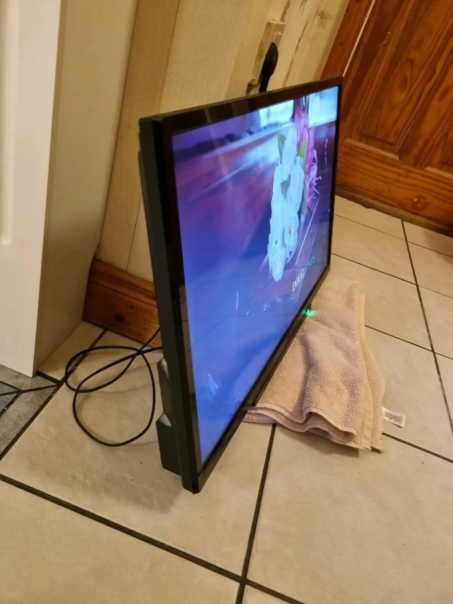 Toshiba 32inch smart TV with remote no stand - Image 2