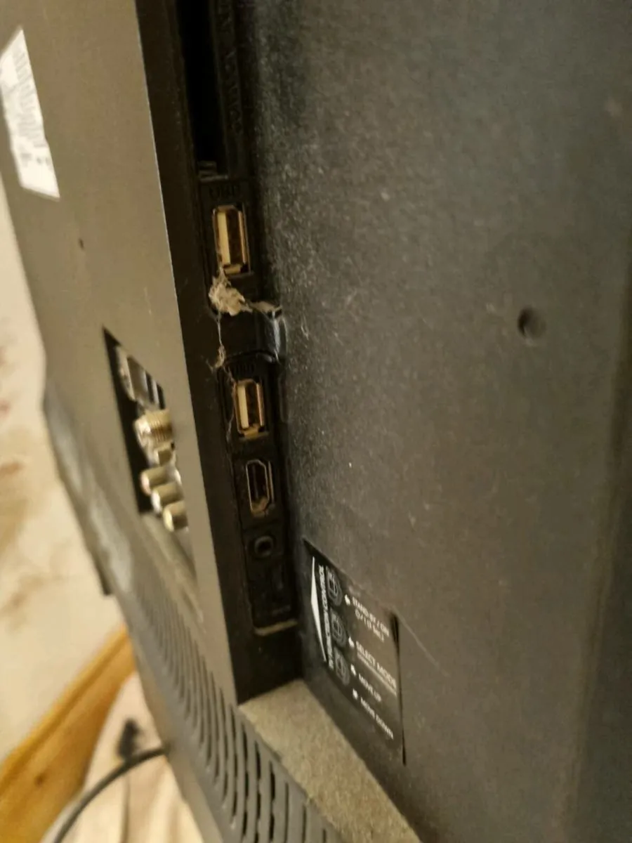 Toshiba 32inch smart TV with remote no stand - Image 3