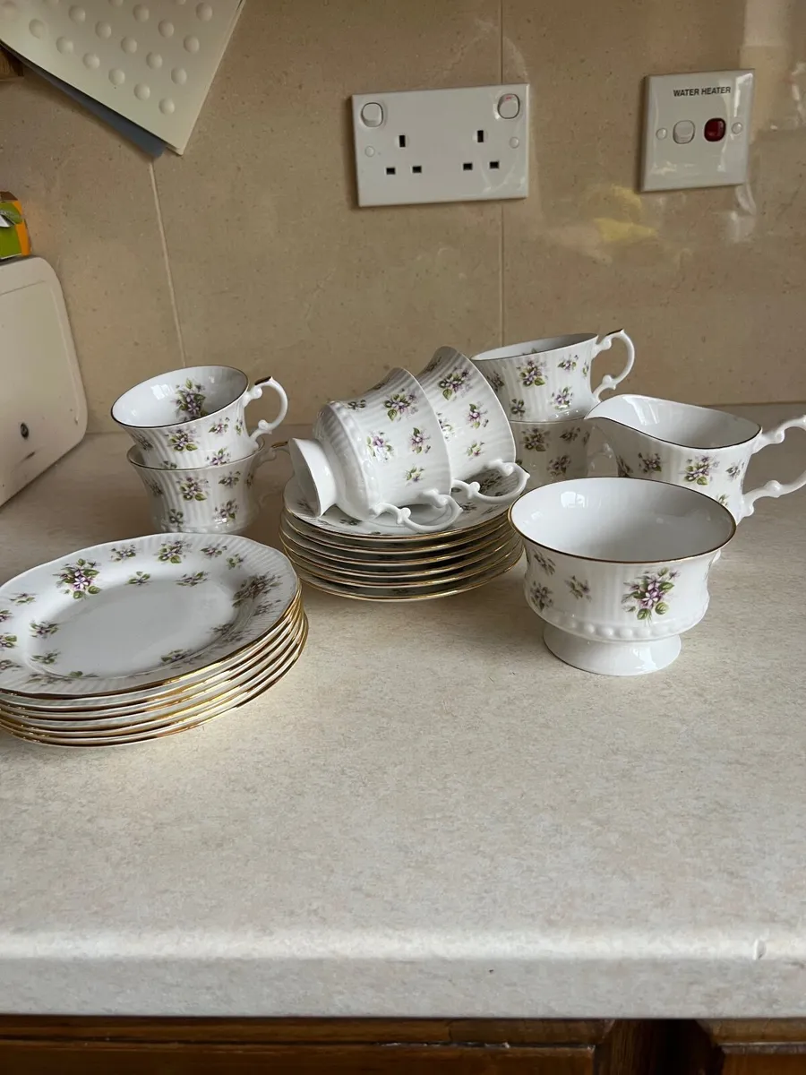 Elizabethan tea set - Image 1