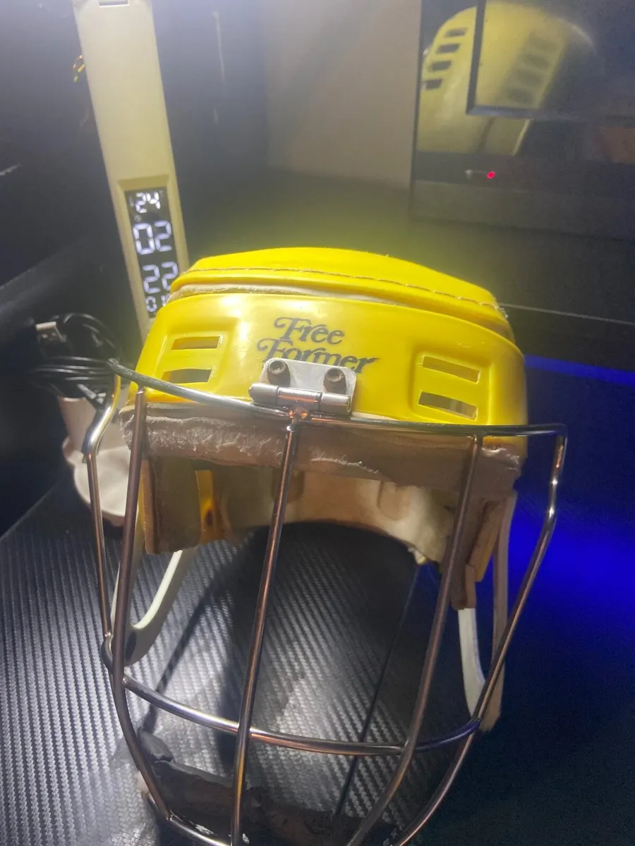 Old free former hurling helmet - Image 1