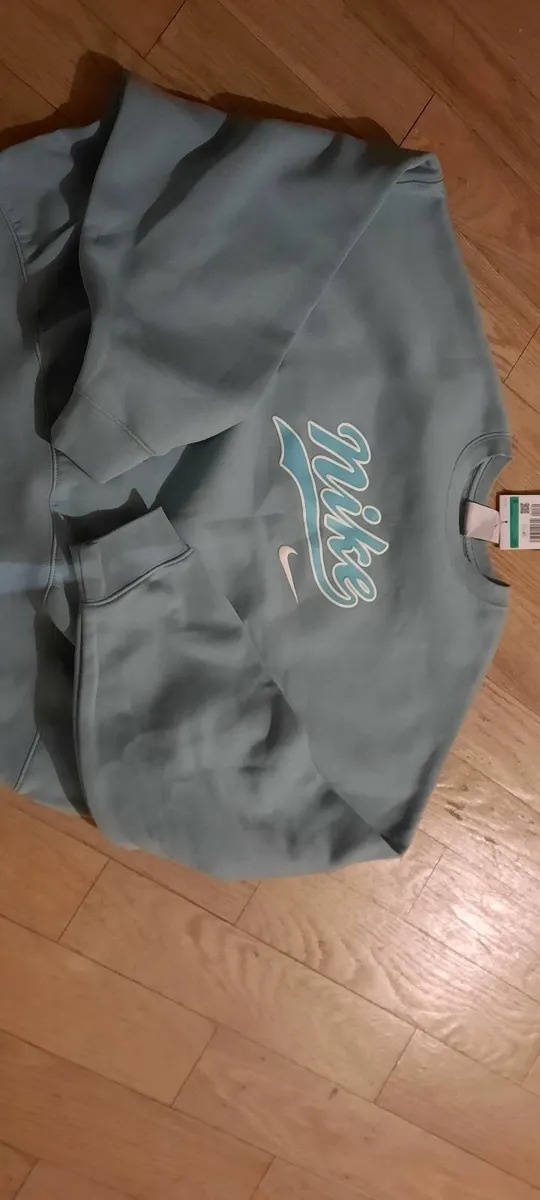 Nike jumper- new with tags- age 13 to 15 yrs - Image 3