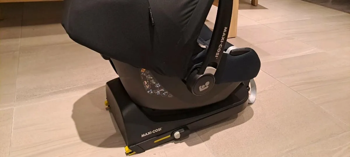 Maxi-Cosi Cabrifix Base & Car Seat - Image 4