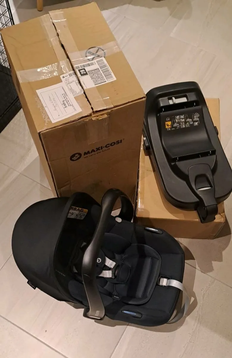 Maxi-Cosi Cabrifix Base & Car Seat - Image 1
