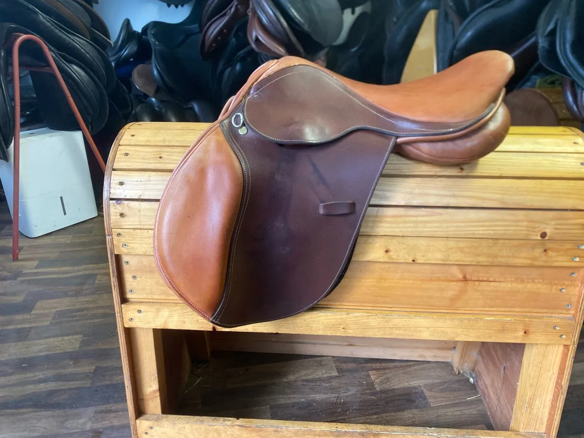 15.5-16” WIDE tan Leather jump saddle - Image 1