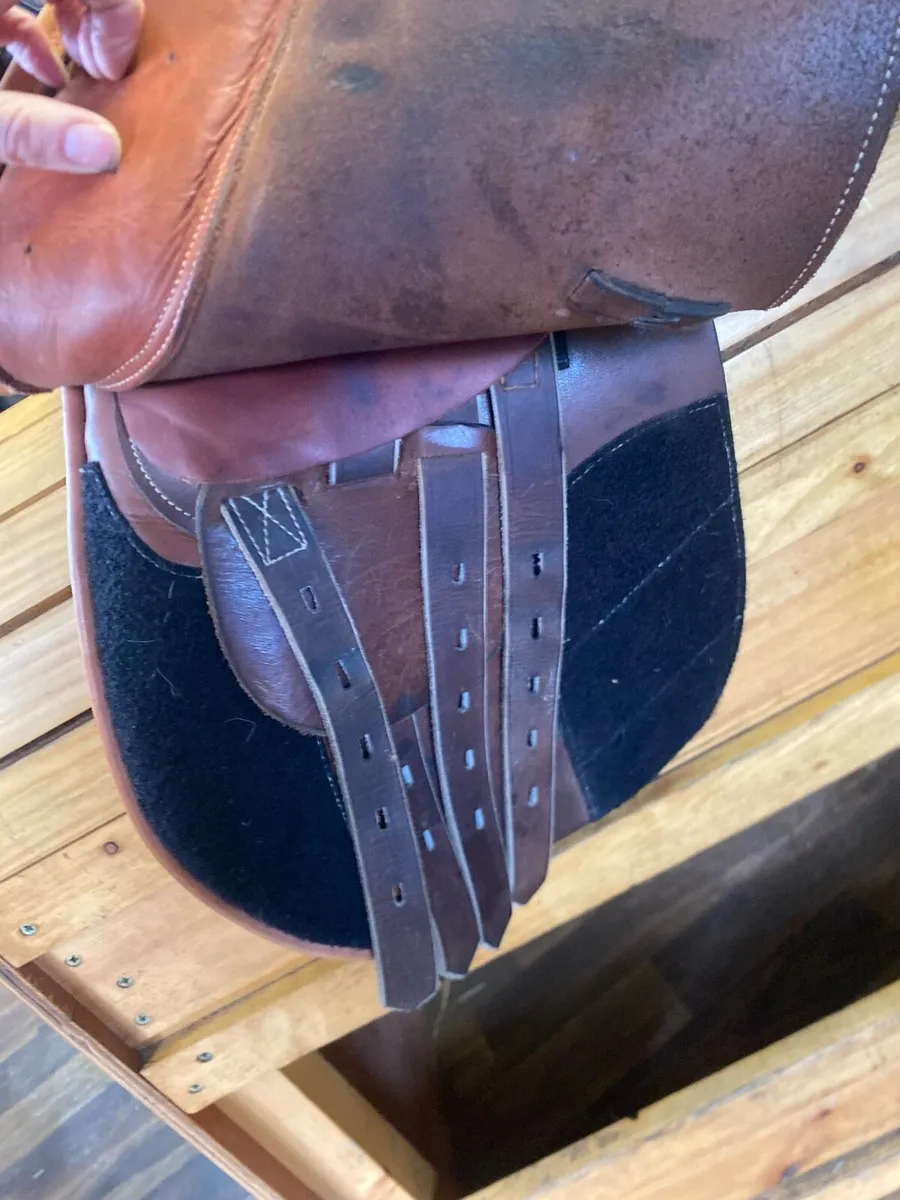 15.5-16” WIDE tan Leather jump saddle - Image 3
